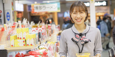 博多銘品蔵　新幹線博多駅店 属性を問わず幅広い年代の方が働いています！
優しい先輩スタッフばかりなので
分からなことも気軽に相談してくださいね♪