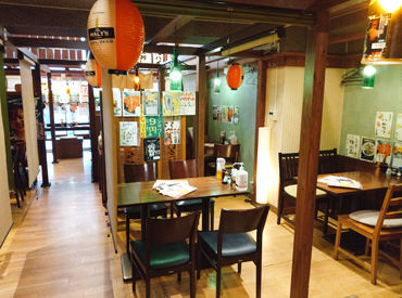 ★ランチ・ちょい飲みにもGOOD★
明るくて楽しい雰囲気のお店です！
授業やサークルと両立して働く方も多数♪