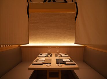 洗礼された店内で
非日常な空間をお届けしませんか？
扶養内・レギュラー勤務大歓迎◎