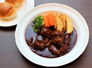 島嶼会館 ◇長く安定して稼ぎたい方や、
◇料理スキルを活かしたい方にぴったり！
1日4.5時間！お小遣いの足しにもなりますよ♪