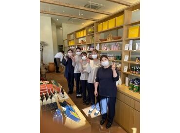 お客様の悩みのヒアリングをして、
最適なアイテムをご提案＊
ギフトとしても人気なので、
ラッピングのスキルも身につくかも♪
