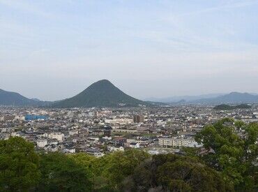丸亀市役所 ＼期間限定のレア求人♪／
私たちの身近な暮らしにもつながる重要なお仕事です★