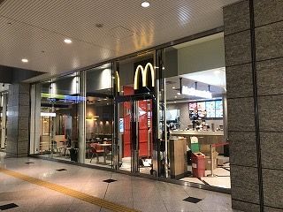 マクドナルド 未経験の方でも安心♪ルクア大阪が主催する入店研修あり！あいさつの仕方や館内のルール説明などを行います。