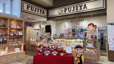 不二家 グランマート一番堰店 当社オリジナルの、カワイイ×オシャレな制服です♪
あなたも、憧れのケーキ屋さんに◎
男女問わず大歓迎!!