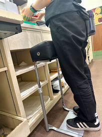 ＼ココがスタッフ目線★／
疲れたときは一休み◎座りながら働ける！
景品カウンター内に『座れるイス』を導入しました◎