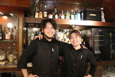 Minton House 自由が丘駅北口すぐの老舗BAR★
20代スタッフ活躍中！
楽しく働きたい方にオススメです◎
かけもちバイトも大歓迎！！