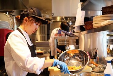 GARB DRESSING(ガーブドレッシング) カフェでの軽いおやつから
ランチ・ディナーとしっかりごはん、
バーカウンターでのちょい飲みまで。
さまざまな形態で営業中！