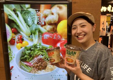 Ｔ’ｓたんたん 成田空港第２ターミナル店[15525] 駅ナカ・駅チカだから、
通勤もラクチン！
ラーメン店とは思えないおしゃれな制服で気分もUP★