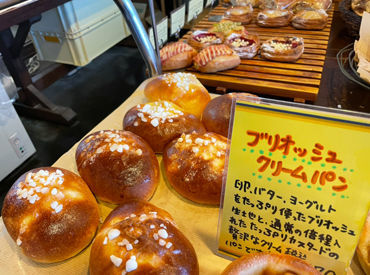 ＼地域密着のパン屋さん　パン＆カフェ　アシェット／
特別な知識・経験は不要♪
未経験の方も始めやすい◎
