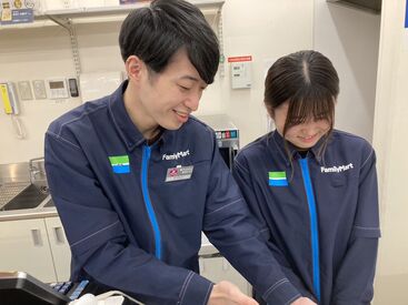 ファミリーマート 東心斎橋二丁目店【東心斎橋二丁目店】 「ココってどうやったっけ…」って困ったことがあっても聞きやすい！
一緒に働きませんか？