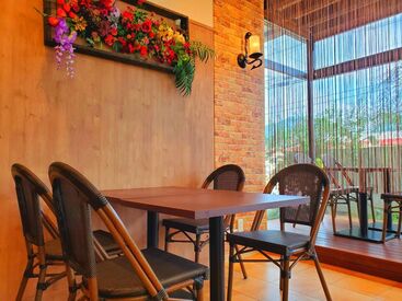 ★まるでカフェみたい？
ランチはオシャレな雰囲気！
レンガと木材でできた店内で、落ち着いて接客できます◎