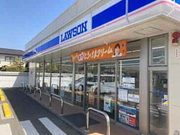 ローソン 松山東野二丁目店 基本は決まったシフトで出勤ですが随時相談もOK！
「学校の予定でたまに変更をお願いするかも…」
という方もお気軽にどうぞ◎