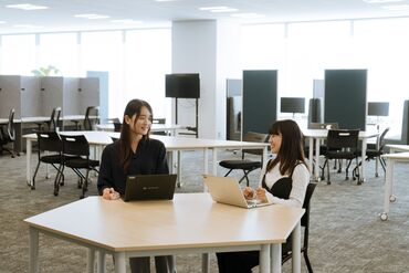 株式会社イングリウッド マークシティの中を通れば出口から徒歩2分
ほぼ室内だから通勤らくらく◎
飲食店も多くてランチも充実
綺麗なオフィスも魅力的!