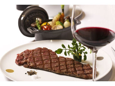 Wolfgang's Steakhouse Fukuoka（紹介元：株式会社リプロ） ▼未経験から大歓迎
現在、勤務している方は…
Wワークや学生さんも多数活躍中！
困った時は、先輩たちがサポートしますよ♪