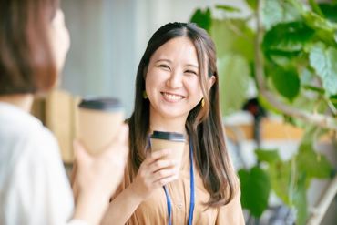 ＼平日のみ×残業ほぼナシ！／
周りにはデパートなどの施設も多く、
「帰りにデパ地下のお惣菜を買う！」
なんてスタッフも♪
