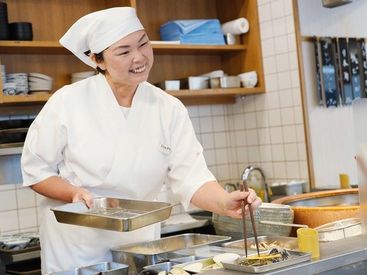 天ぷらまきの 梅田店［110982］ 「都度揚げ」を採用し、お客さまに揚げたてサクサクの天ぷらを楽しんで頂いています。