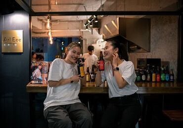 Arl Eee nakameguro 山手通り店 楽しい仲間が待ってます♪
「おしゃれなお店で働きたい」
「お酒が好き」キッカケは何でも◎
未経験でも1から丁寧に教えます★