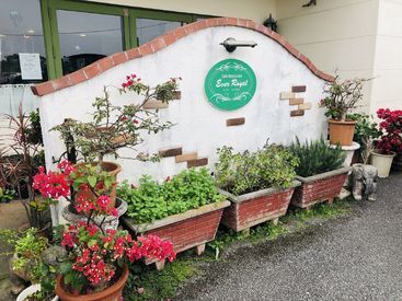 カフェレスト　エバーロイヤル 警察署のスグ近く♪
学校帰り、家事の合間に、
仕事が終わってから etc..
シフトはできるだけ調整します★*