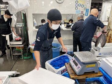 大辰魚類株式会社（豊洲市場内） ■未経験から高時給◎
深夜時給1,875円以上！
未経験の方でもしっかり稼げます◎
昇給もあり♪