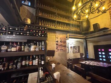【人気店で働いてみませんか?】
新宿最古の酒場といわれる"どん底"
映画やアニメの世界に入り込んだような店内です
