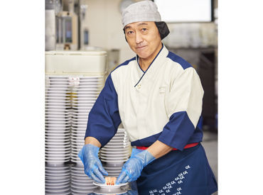 はま寿司　米子店 お寿司作りは意外とカンタン♪
シャリを握るのは‥専用マシーン！
その上に、"色々なネタを乗せレーンへ流す"工程をお任せ♪