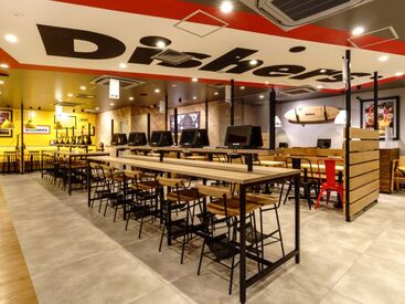 Dishers 新宿住友ビル店 びっくりドンキーの新業態★
自分でカスタマイズできるハンバーグ店！
▼髪色・ピアス自由
▼シフト提出は1週間ごと
▼未経験OK