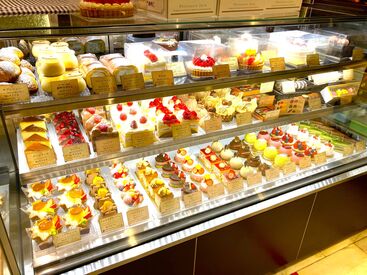樹杏　柏高島屋店 《20～40代まで活躍！》
制服で帽子・手袋などするので
ヘアカラー・ネイルもOKです♪(規定あり)
未経験スタートもOK！