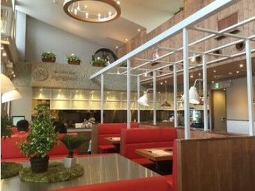 オシャレで明るい店内です♪高時給1300円以上！熟成肉の美味しい賄いも!シフトinが楽しみに♪