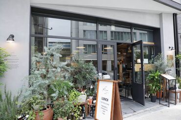 芝公園店の外観です♪
\清潔感があればオシャレは自由!金髪や赤髪のスタッフも在籍中/
制服は黒でまとめてスタイリッシュに!