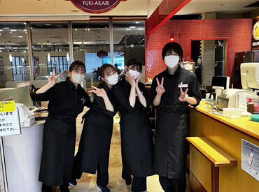 札幌ラーメン雪あかり　羽田空港店 ターミナルの到着口スグ！
空港内の綺麗なお店で働こう♪

夏からのお仕事は
快適な空間で始めませんか？