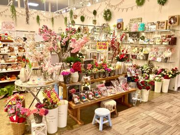 attic サンエー経塚シティ店 atticとは♪
カラフルな造花/アクセサリー etc...
"かわいいもの"がいっぱい♪
居心地の良い空間が魅力です◎