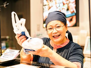 まずは明るく「いらっしゃいませ!」
の声かけから始めていきましょう♪
優しいスタッフ×柔軟シフトで
働きやすさ抜群!