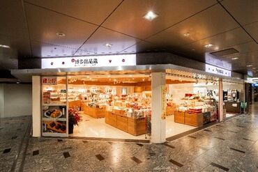 旅のお土産に、新幹線の乗車前後に
ご利用されるお客様が多数！
まずは「いらっしゃいませ」の元気なお迎えの挨拶から◎