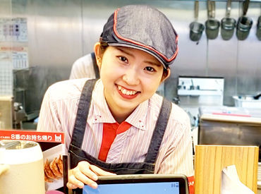 8番らーめん砺波店 初めてでも安心！
チームワークが売りの8番らーめんだから
スタッフみんなでしっかりサポートします★