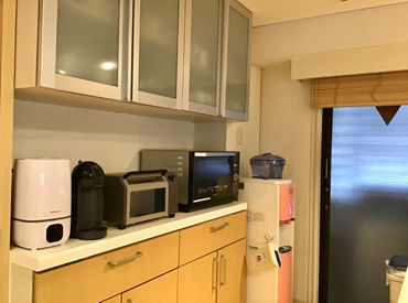 休憩室にはウォーターサーバーや、
半額で購入できる自動販売機etc.
とっても設備が整っています★
マッサージ機もありますよ◎