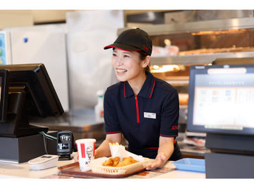 KFCには幅広い年代のスタッフが在籍！
初めてのバイトの若手Staffさん～シニアの方まで、皆さんが活躍できる環境です！