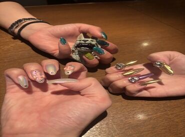 Bar Tear Drop （バーティアドロップ） カウンター10席＋テーブル20席＝合計30席
常連さんも多く楽しい雰囲気で働けます！