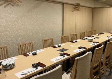 「友達や家族に自慢できるお店でバイトしたい!」そんな方にもオススメ★
接待や会食などにも利用される、落ち着いた高級居酒屋♪