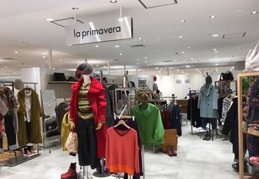 la primavera (ラ・プリマヴェーラ) 国分寺マルイ店 お客様はヤングミセスの方々がメイン◎
年齢を超えておしゃれを楽しむみなさんに
"愉しい"ファッションをご提案しています♪