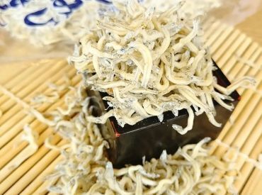 ～一生もののスキルを身に着けるチャンス～
新鮮な魚をお客様に提供する形へ整える
欠かせないお仕事なのでやりがいバッチリ★彡