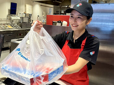 ドミノ・ピザ　北赤羽店 ドミノで働くスタッフの9割は10～20代の方。
学校終わりに働く学生やWワークのフリーター、
バイトデビューの高校生など活躍中！