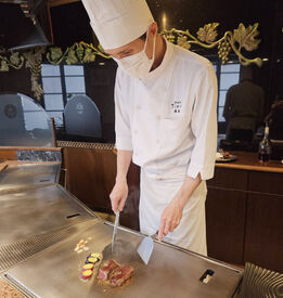 ＜鉄板焼きの名店＞
ハイクラスなお客様も多数！
普段はなかなか関われない人と会える
ワクワクも味わえます♪