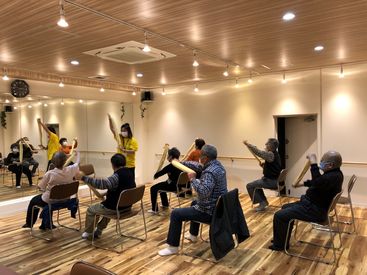 株式会社リソスフェア ～ソレイユの様子～
＝知識やスキルは入りません♪＝
ウッド調のアットホームな空間で
スタッフみんな仲良く働いています◎