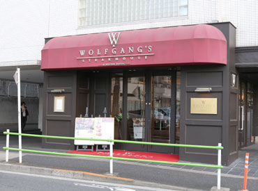 厳選された肉を28日間じっくり熟成、高温のオーブンで一気に焼き上げる極上ステーキは世界中のグルメが絶賛する一皿。