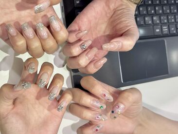 【20～30代活躍中☆】
シフトは私生活優先でokだから、学校と両立している大学生多数◎
安心できる“仲間”だって沢山できますよ