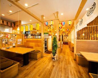 どさんこキッチン レトロなゴリラ 南3条店（株式会社aim） 【人間関係に不安なし！】
活気あふれる店内◎
人柄重視で採用された
スタッフが多いので、
優しく気の利く先輩ばかり！