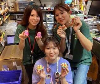 OKINAWA文化屋雑貨店 ＼スタッフ大量募集中!!／
お友達と一緒に応募もOK♪
県庁前駅【徒歩2分】の好立地★
スタッフ専用駐車場もありますよ♪