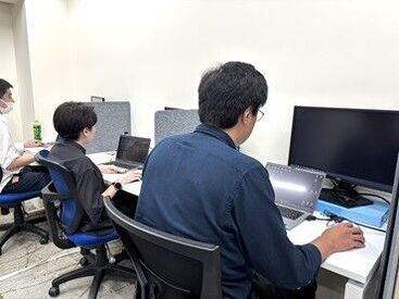 服装はYシャツやワンピースなどのオフィスカジュアルでOK！
奇抜な髪色やデニムパンツ、サンダルなどはお控えください。