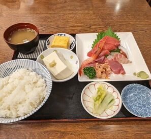 魚料理　魚さだ　（所在地：ボーノ相模大野サウスモール2F） 自慢の魚料理のお店♪
まずは簡単な作業からお任せします！
先輩がゆっくり丁寧にお教えするのでご安心くださいね！