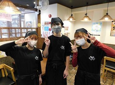 つばさや　ながら 御器所店 スタッフ同士の仲の良さが自慢!!
学生スタッフさん中心にわいわい楽しく働いてます♪
お店もチームワーク抜群な雰囲気です◎